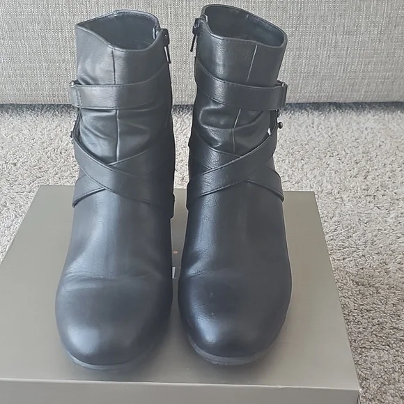 Levity black booties - Picture 2 of 4